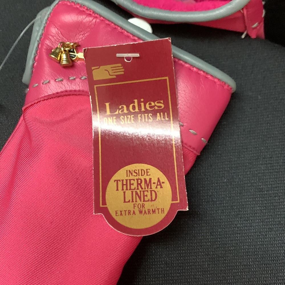 Pink gloves - Picture 7 of 12